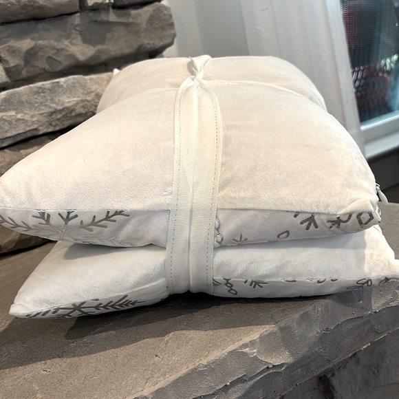 Throw By Marlo Lorenzo,2 duck feather filled,zipper,velvet,metallic snowflake - Picture 6 of 10